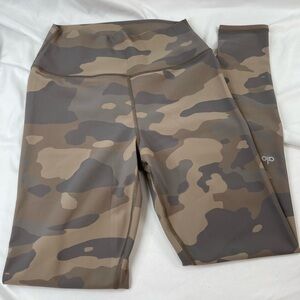 ALO Yoga Women's Camo Leggings in Brown and Tan